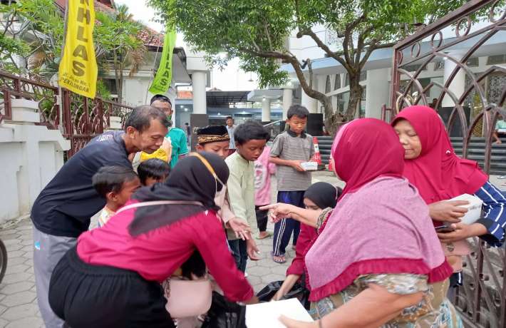 Berkah Ramadan : GenBI Unikal Bagi-Bagi Takjil