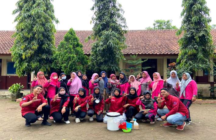 Sampah Organik Menjadi Pupuk Organik Cair Melalui Program Sampah Menjadi Barokah GenBI Komsat UNIKAL